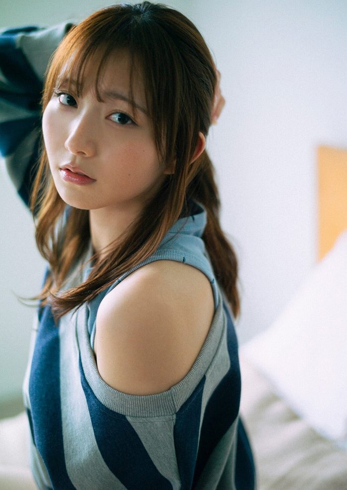 青山なぎさ 激かわな生脚＆タンクトップ画像！