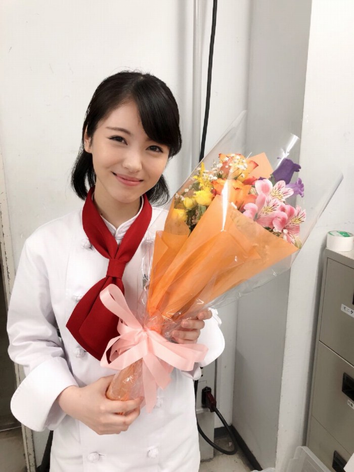 浜辺美波 鬼かわな水着＆浴衣グラビア画像！