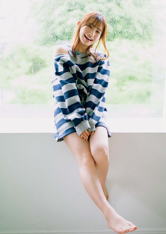 青山なぎさ 激かわな生脚＆タンクトップ画像！