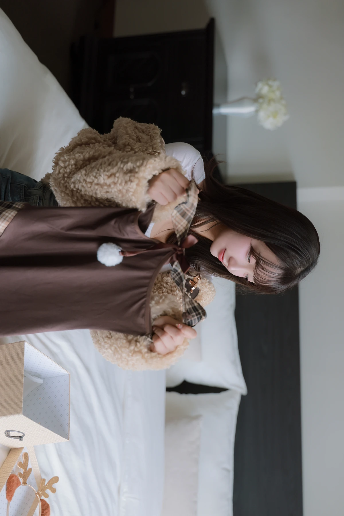 Son Yeeun 손예은, Photobook 「2025 X-Mas Offline」 Set.01