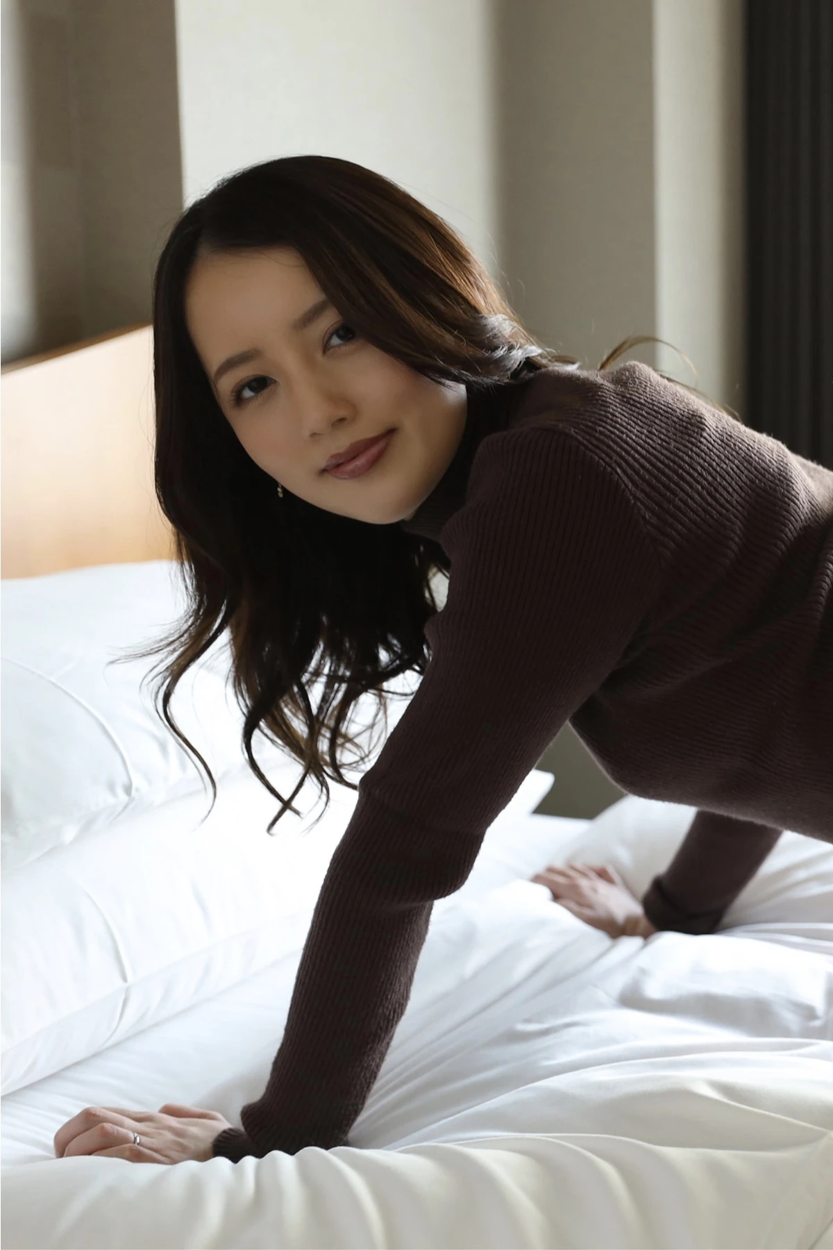 Kana Fuji 藤かんな, 写真集 開業医の妻で元モデルという美貌の持ち主