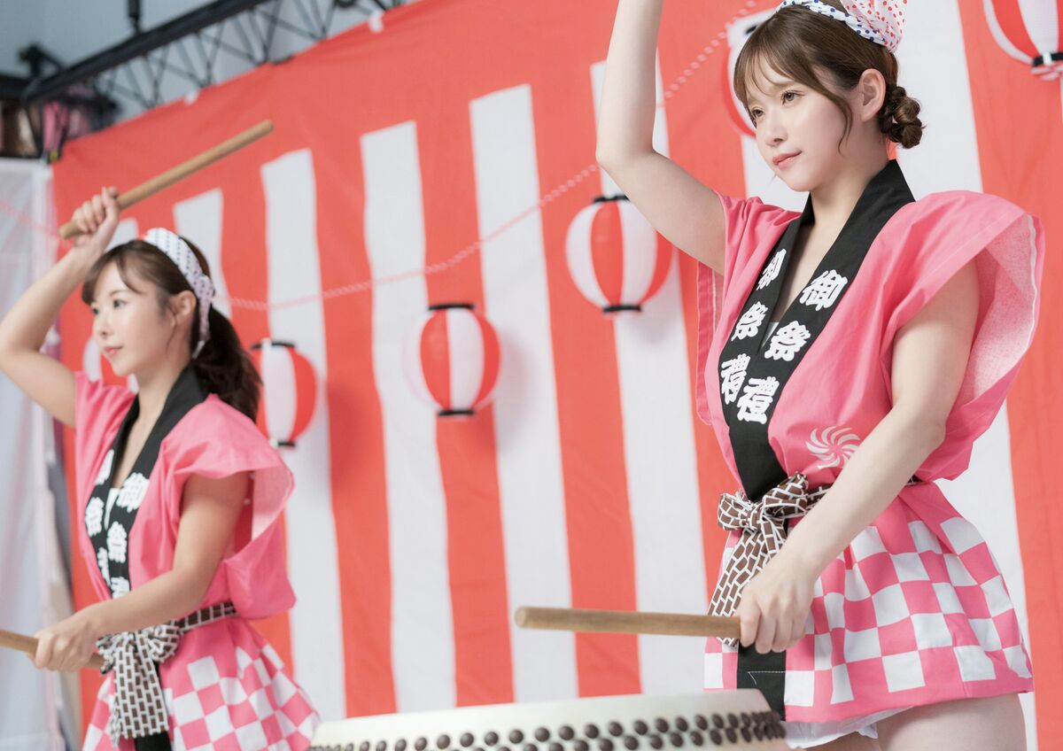 Rio Kuriyama 栗山莉緒 And Rena Momozono 桃園憐奈 - Post Digital Photo Naked Wild Drummer 全裸あばれ太鼓