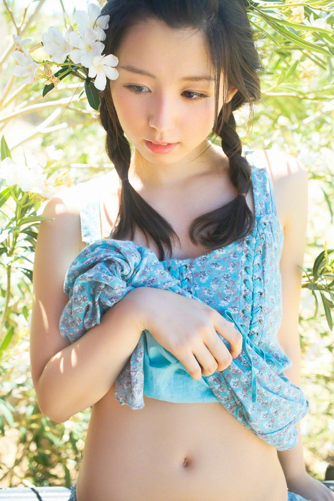 小池里奈 美尻でキュートな水着グラビア画像！