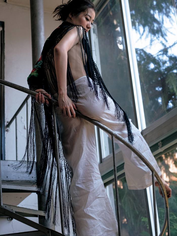 高田里穂 スタイル抜群な水着グラビア画像！