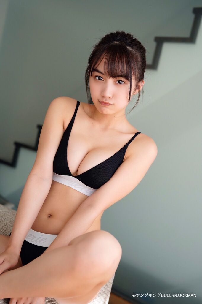 黒木ひかり むっちりバストの水着グラビア画像！