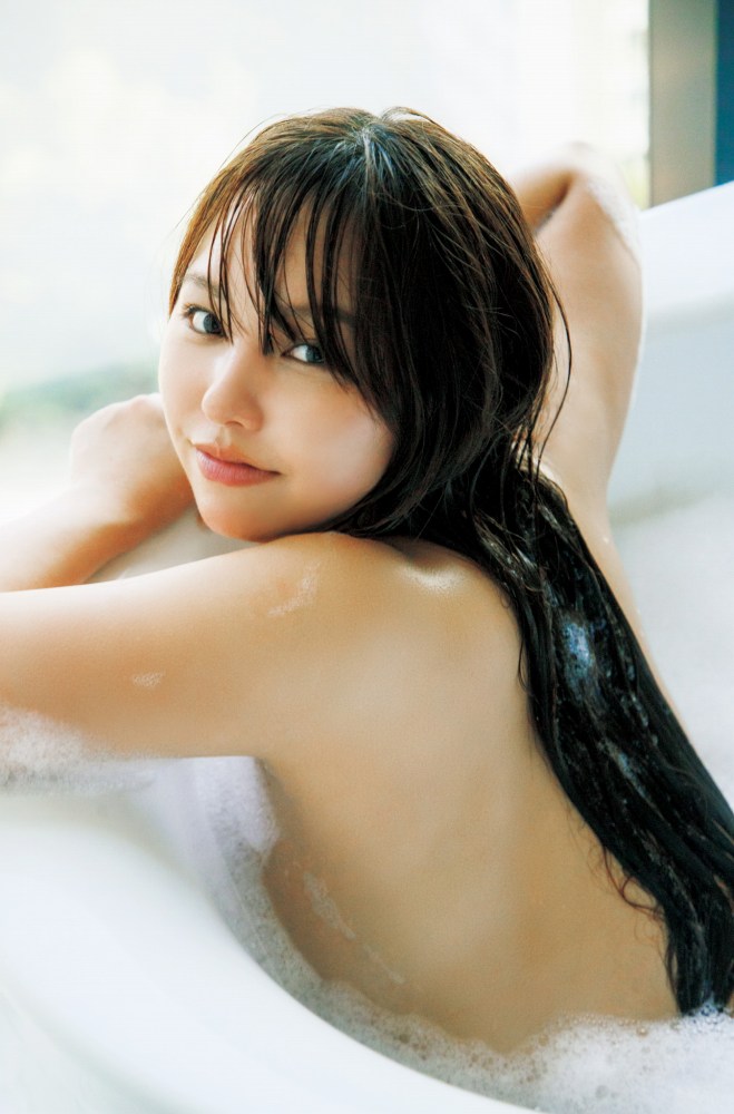 本郷柚巴 まぶしいボインの水着グラビア画像！