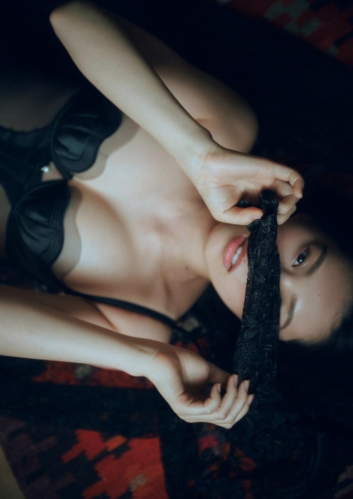 相楽伊織 けっこうボインな水着グラビア画像！