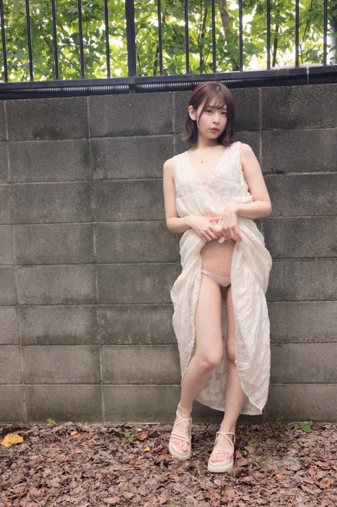 小日向結衣 乳輪ヌードと水着グラビア画像！