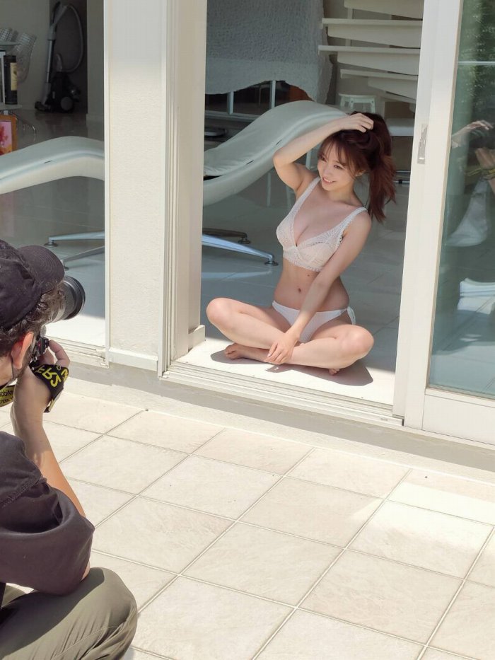 青井春 Iカップおっぱいの水着グラビア画像！