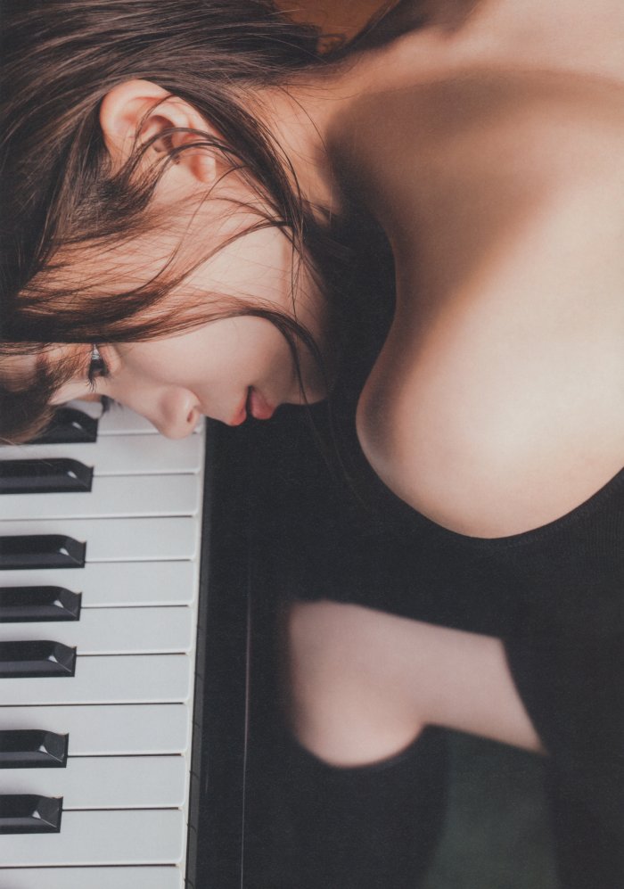 秋元真夏 激かわな水着・ランジェリー画像！