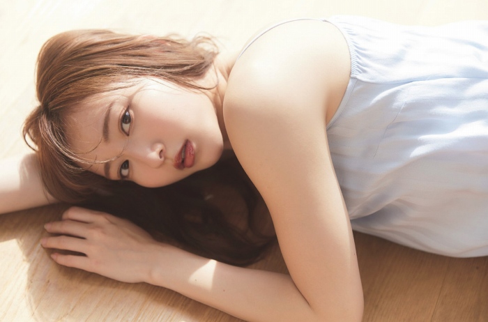 青山なぎさ 激かわな生脚＆タンクトップ画像！