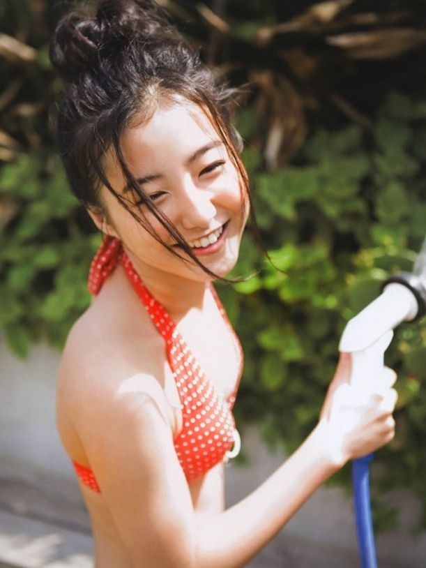 高田里穂 スタイル抜群な水着グラビア画像！