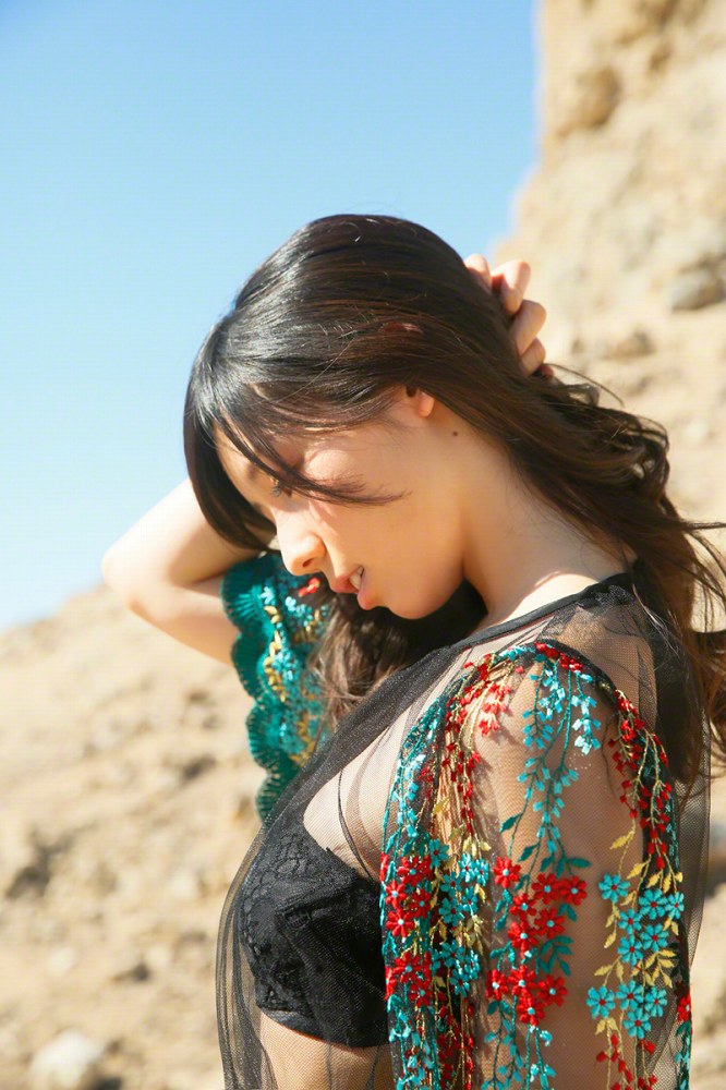 小池里奈 美尻でキュートな水着グラビア画像！