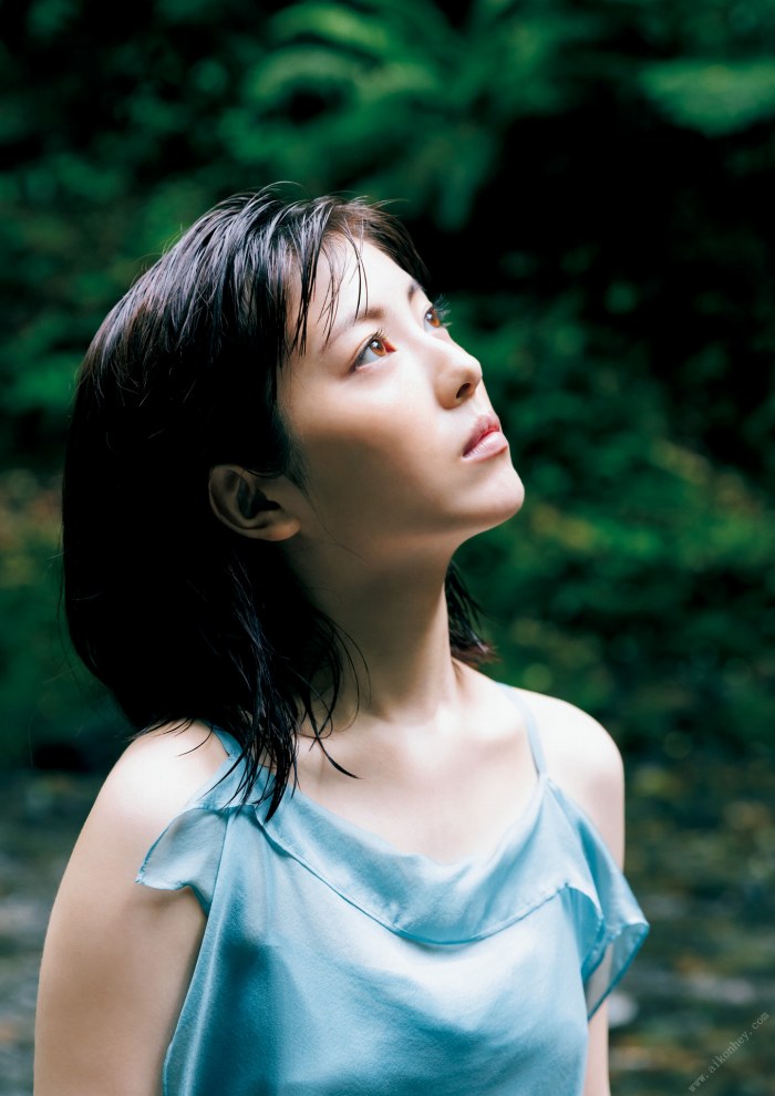 浜辺美波 鬼かわな水着＆浴衣グラビア画像！