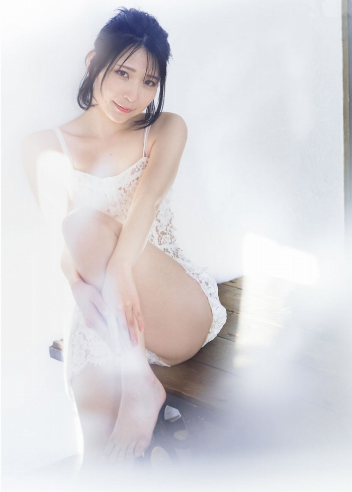 あまつまりな 脱ぎすぎ水着＆下着グラビア画像！