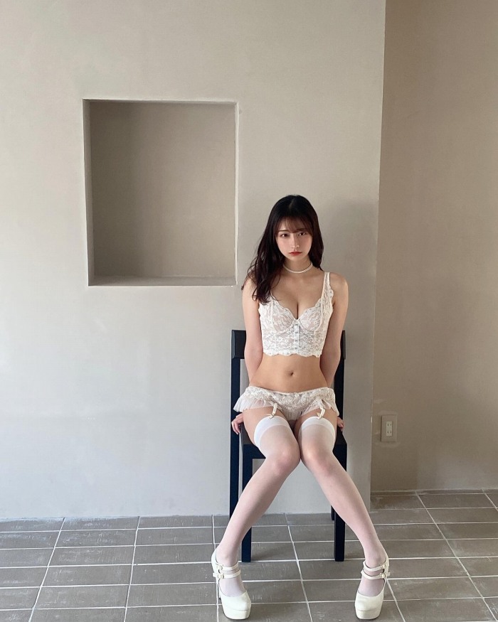 鈴木優香 ちょっと脱ぎすぎ水着グラビア画像！