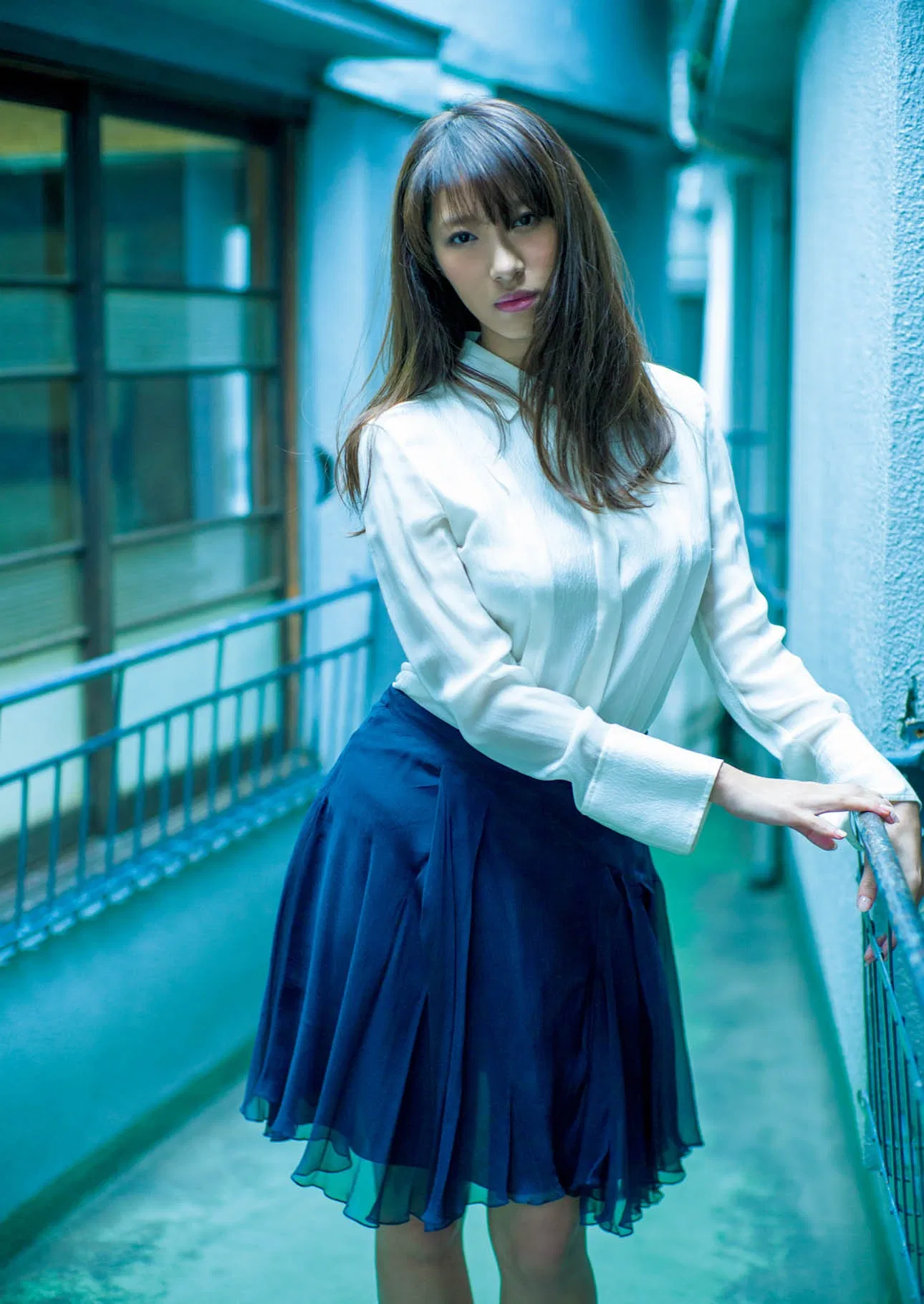 [Photobook] 染谷有香ヌード写真集「赤いアルバム 2015-2025」