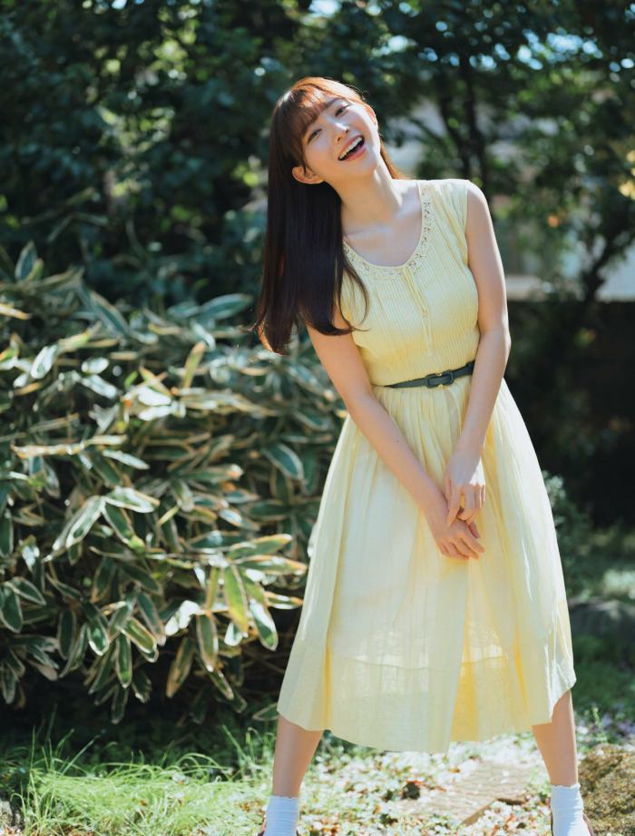 青山なぎさ 激かわな生脚＆タンクトップ画像！