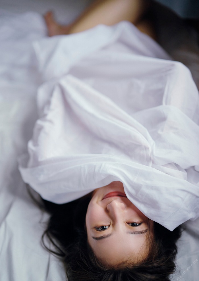 高田里穂 スタイル抜群な水着グラビア画像！