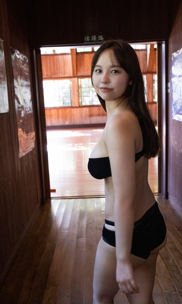 本郷柚巴 まぶしいボインの水着グラビア画像！