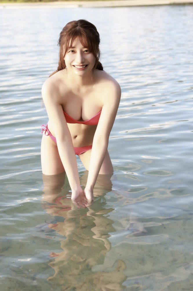 鈴木優香 ちょっと脱ぎすぎ水着グラビア画像！