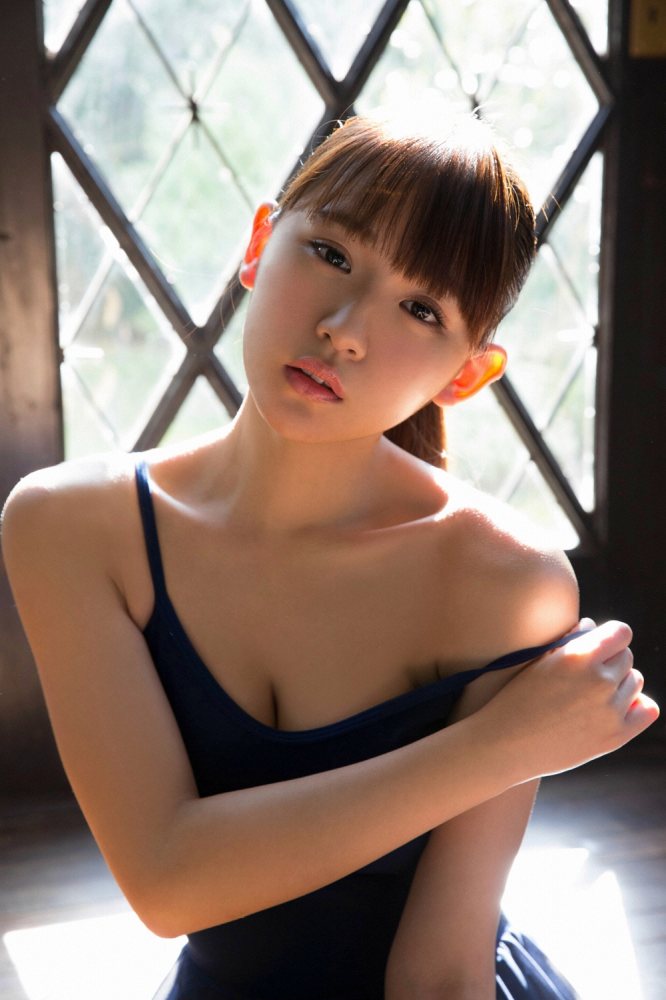 浅川梨奈 もっこりおっぱい水着グラビア画像！