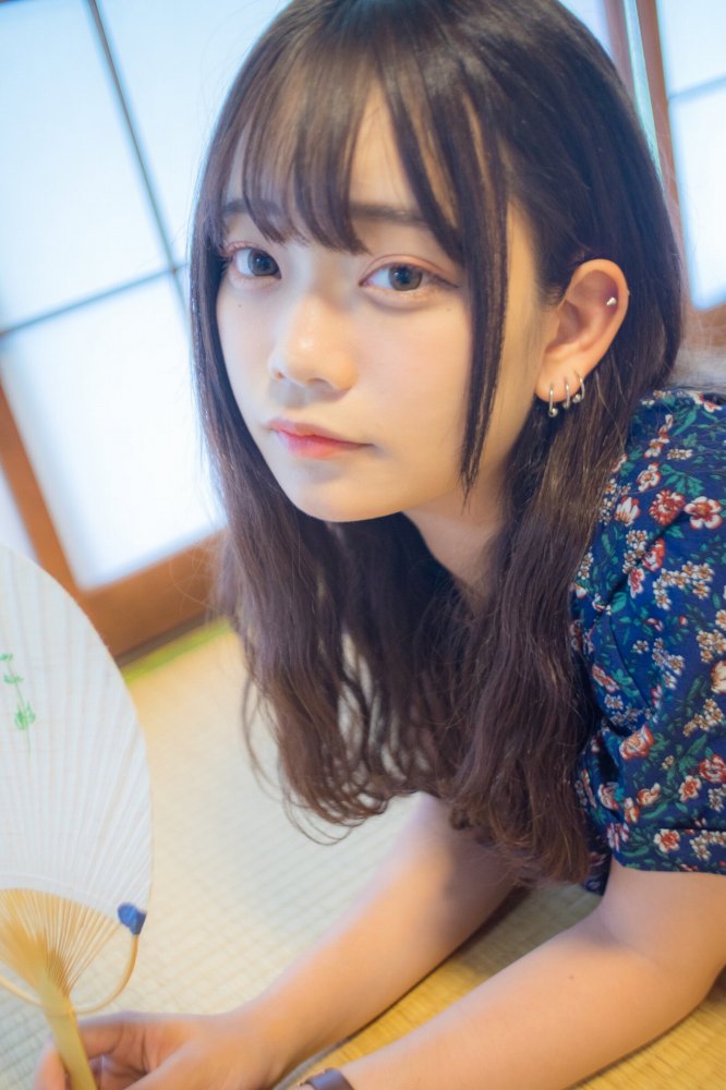 青戸しの Fカップボインな水着グラビア画像！