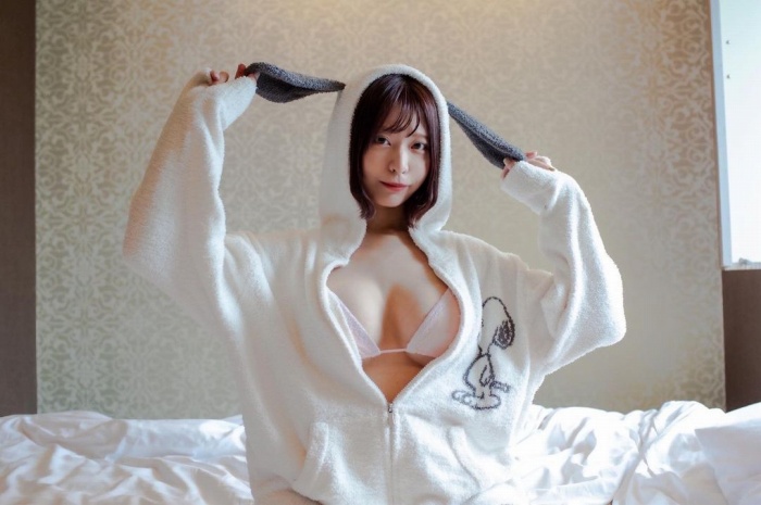 小日向結衣 乳輪ヌードと水着グラビア画像！