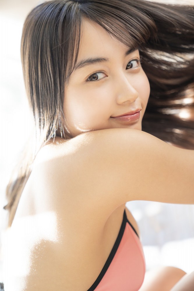 黒木ひかり むっちりバストの水着グラビア画像！