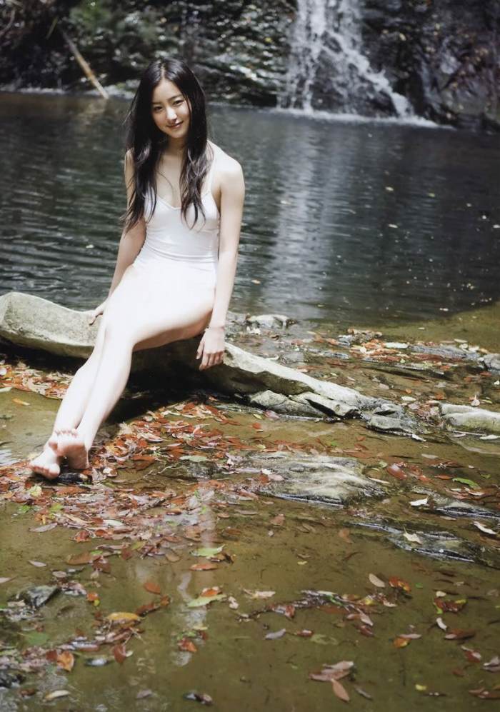 高田里穂 スタイル抜群な水着グラビア画像！