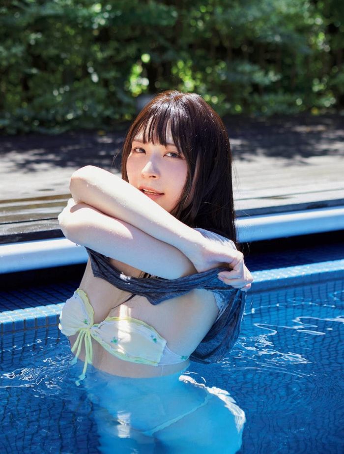 あまつまりな 脱ぎすぎ水着＆下着グラビア画像！