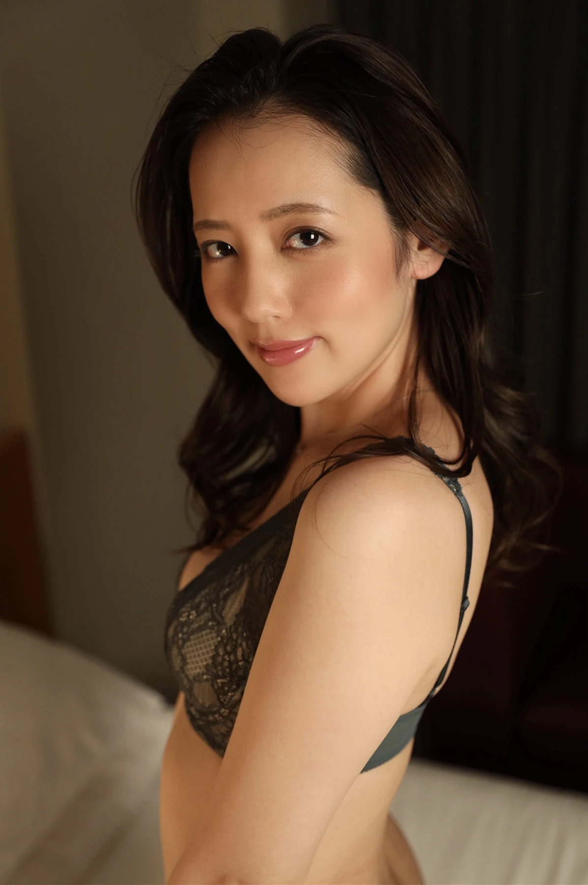 Kana Fuji 藤かんな, 写真集 開業医の妻で元モデルという美貌の持ち主