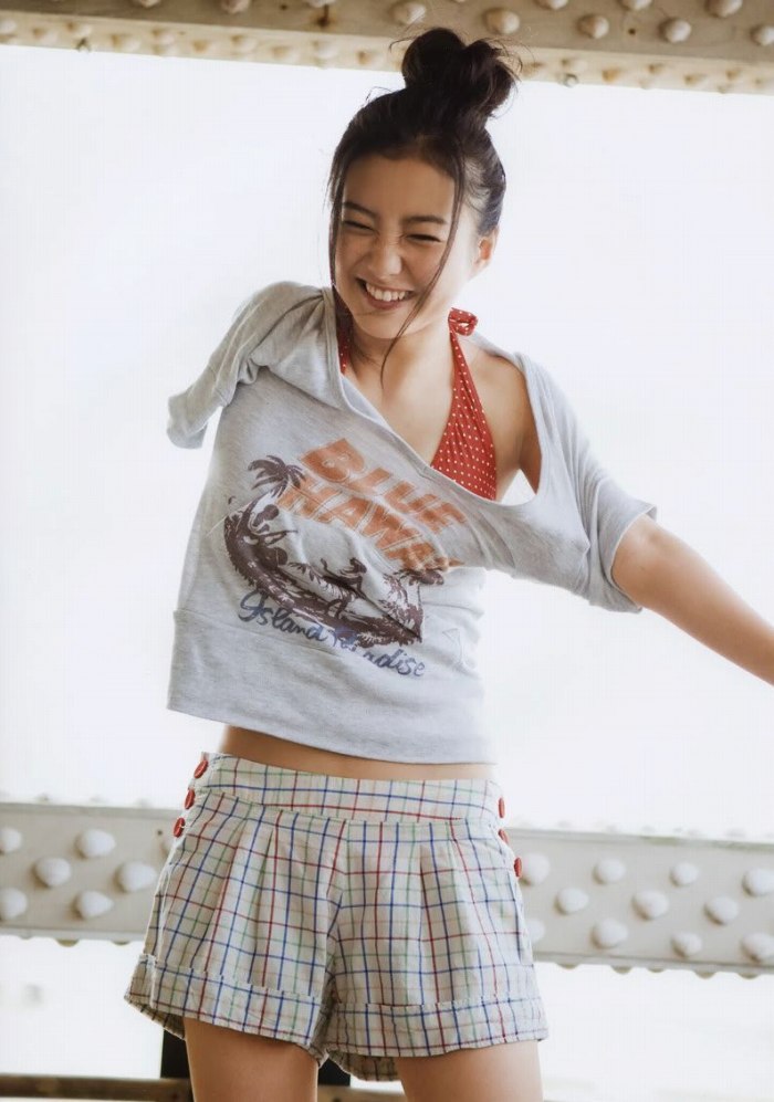 高田里穂 スタイル抜群な水着グラビア画像！