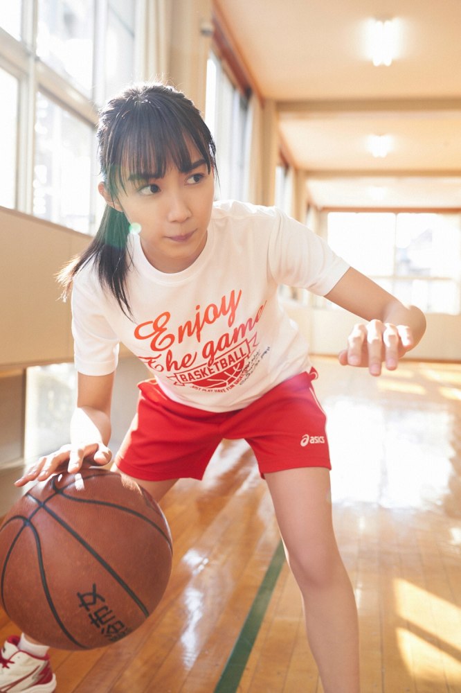 黒木ひかり むっちりバストの水着グラビア画像！