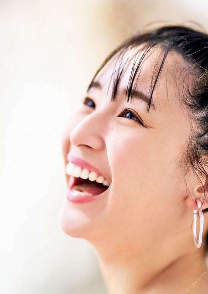 浅川梨奈 もっこりおっぱい水着グラビア画像！