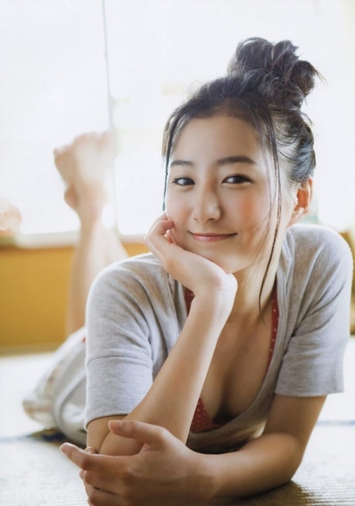 高田里穂 スタイル抜群な水着グラビア画像！