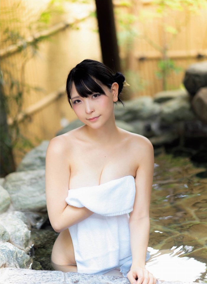 あまつまりな 脱ぎすぎ水着＆下着グラビア画像！