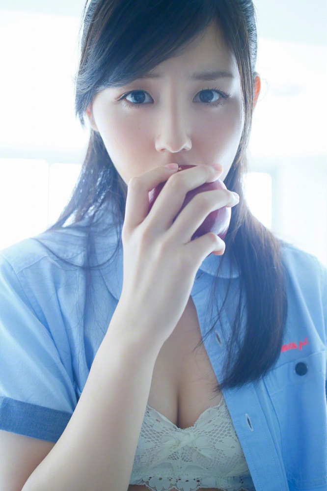 小池里奈 美尻でキュートな水着グラビア画像！