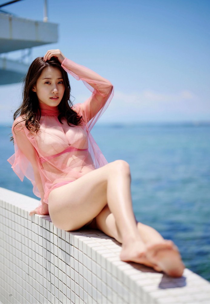 澄田綾乃 はみ出るFカップの水着グラビア画像！