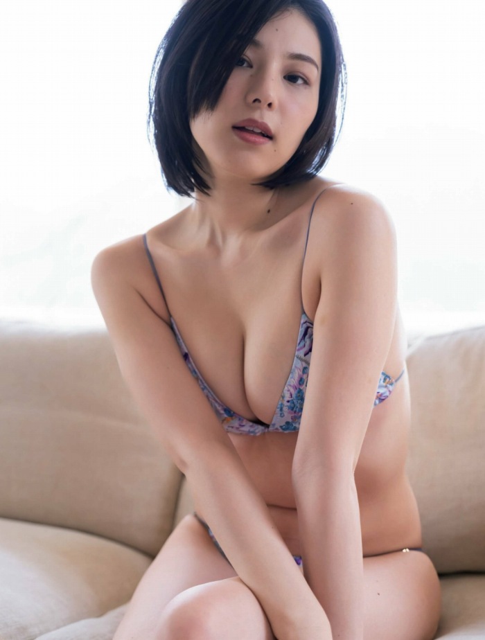 相楽伊織 けっこうボインな水着グラビア画像！