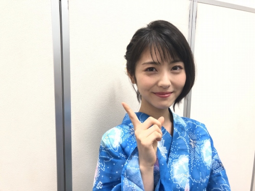 浜辺美波 鬼かわな水着＆浴衣グラビア画像！