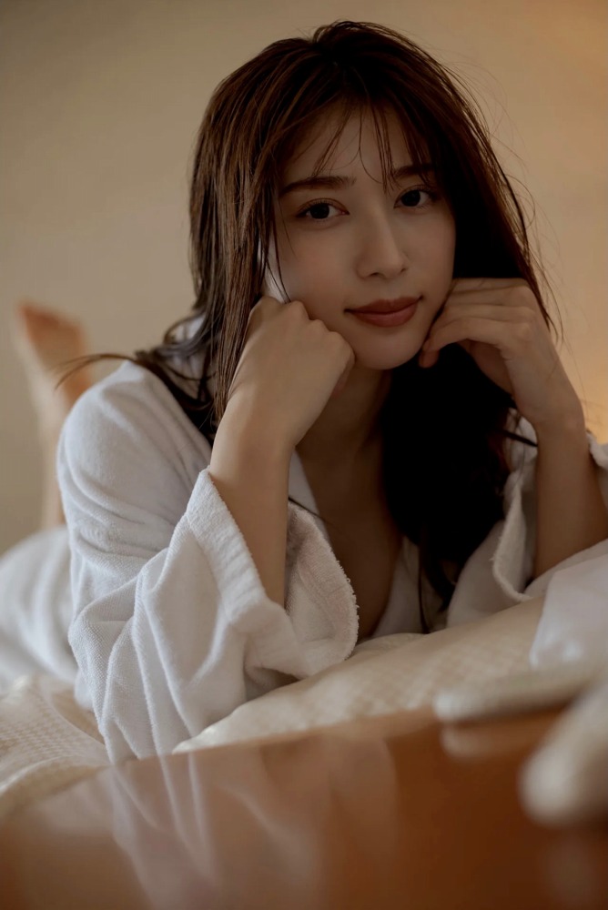 雪平莉左 グラマラス美女の水着グラビア画像！