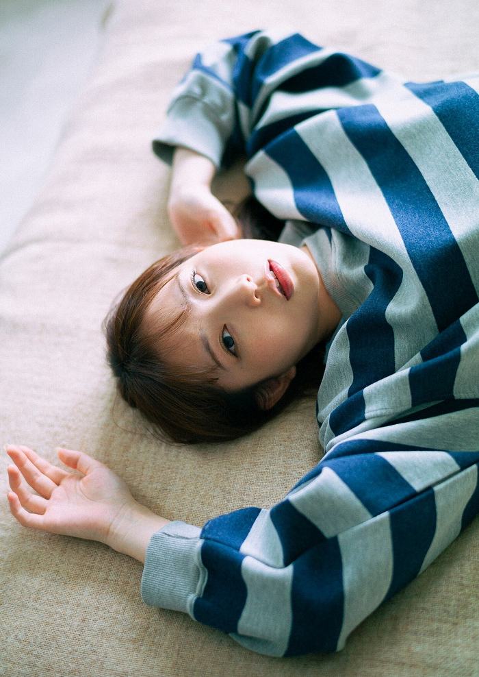 青山なぎさ 激かわな生脚＆タンクトップ画像！