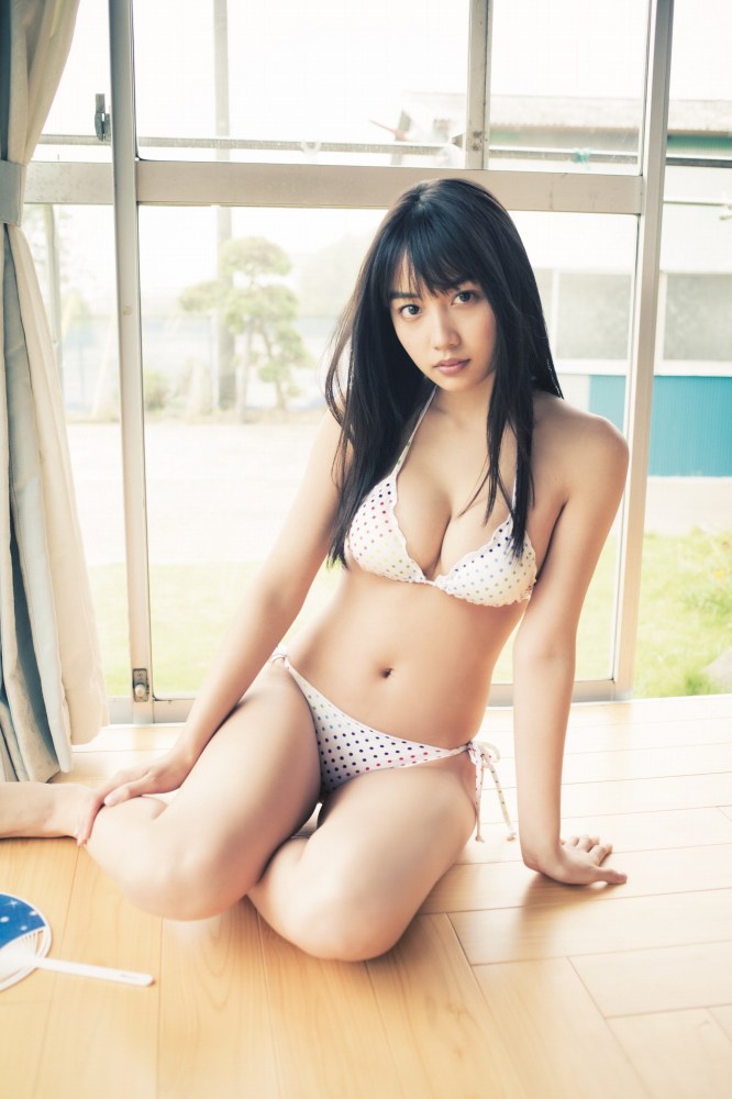 黒木ひかり むっちりバストの水着グラビア画像！