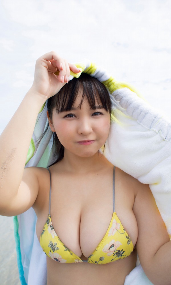 本郷柚巴 まぶしいボインの水着グラビア画像！