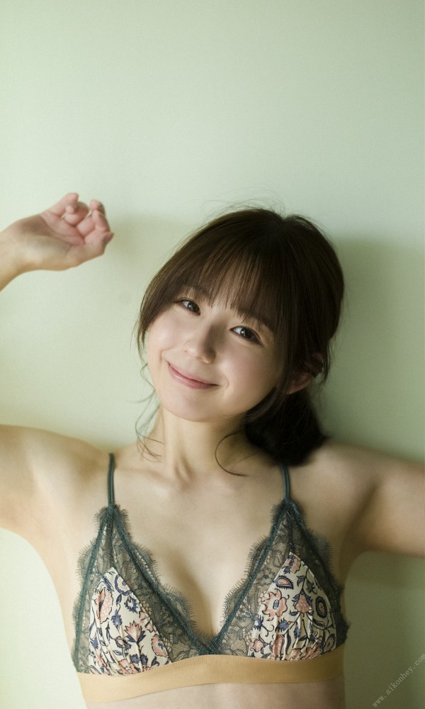 小池里奈 美尻でキュートな水着グラビア画像！