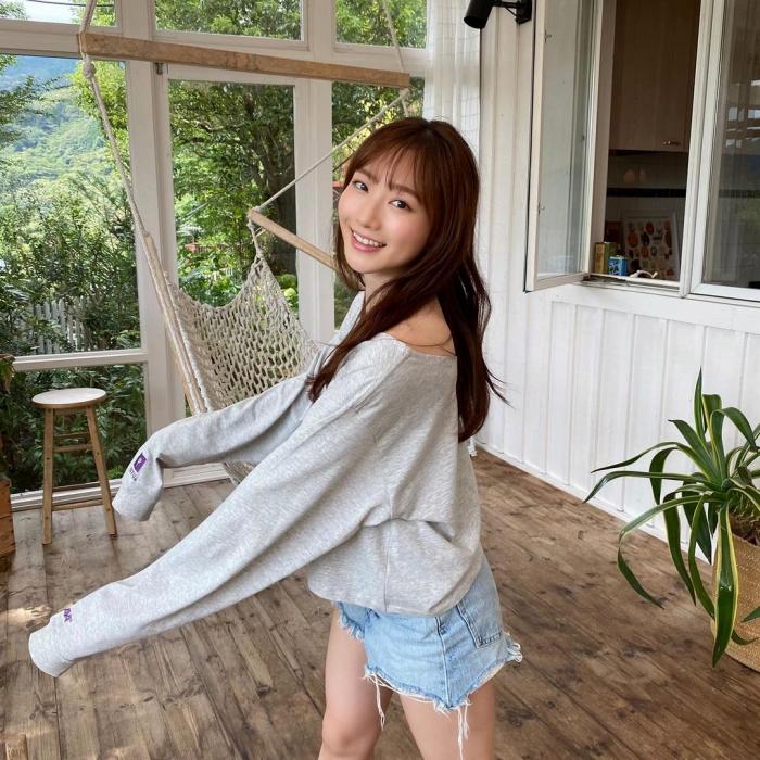 青山なぎさ 激かわな生脚＆タンクトップ画像！