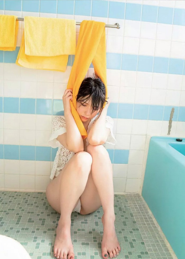 あまつまりな 脱ぎすぎ水着＆下着グラビア画像！