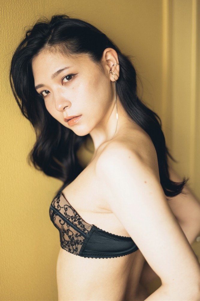 あまつまりな 脱ぎすぎ水着＆下着グラビア画像！