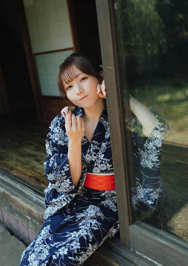 青山なぎさ 激かわな生脚＆タンクトップ画像！